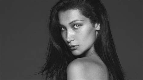 Bella Hadid Poses Totally Nude For Stunning Shoot In Vogue。